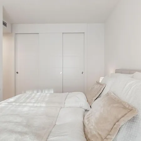 公寓 Casa Paseo - New With Sea Views From Terrace 埃斯特波纳